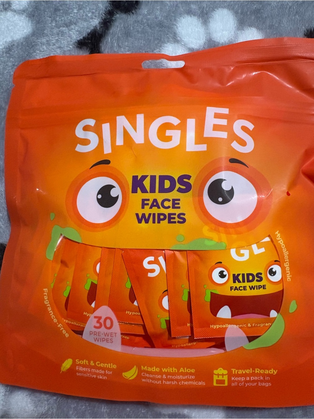 Single kids face wipes bright orange